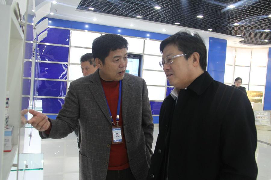 青岛市委常委、副市长王晓方到ug环球调研科研创新工作